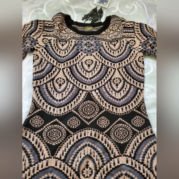 Beautiful Taylor Dress Medium.  Black.  Tan.  Grey. - Picture 4 of 8